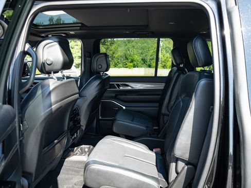 Used 2022 Jeep Wagoneer Series II RWD image 19