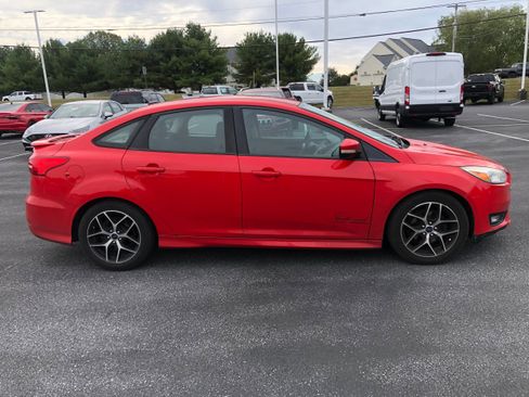 Used 2016 Ford Focus SE w/ SE Sport Package image 4
