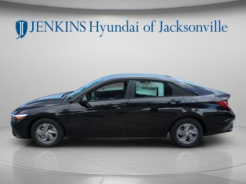 New 2025 Hyundai Elantra SE FWD image 5