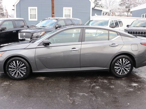Used 2025 Nissan Altima 2.5 SV image 2