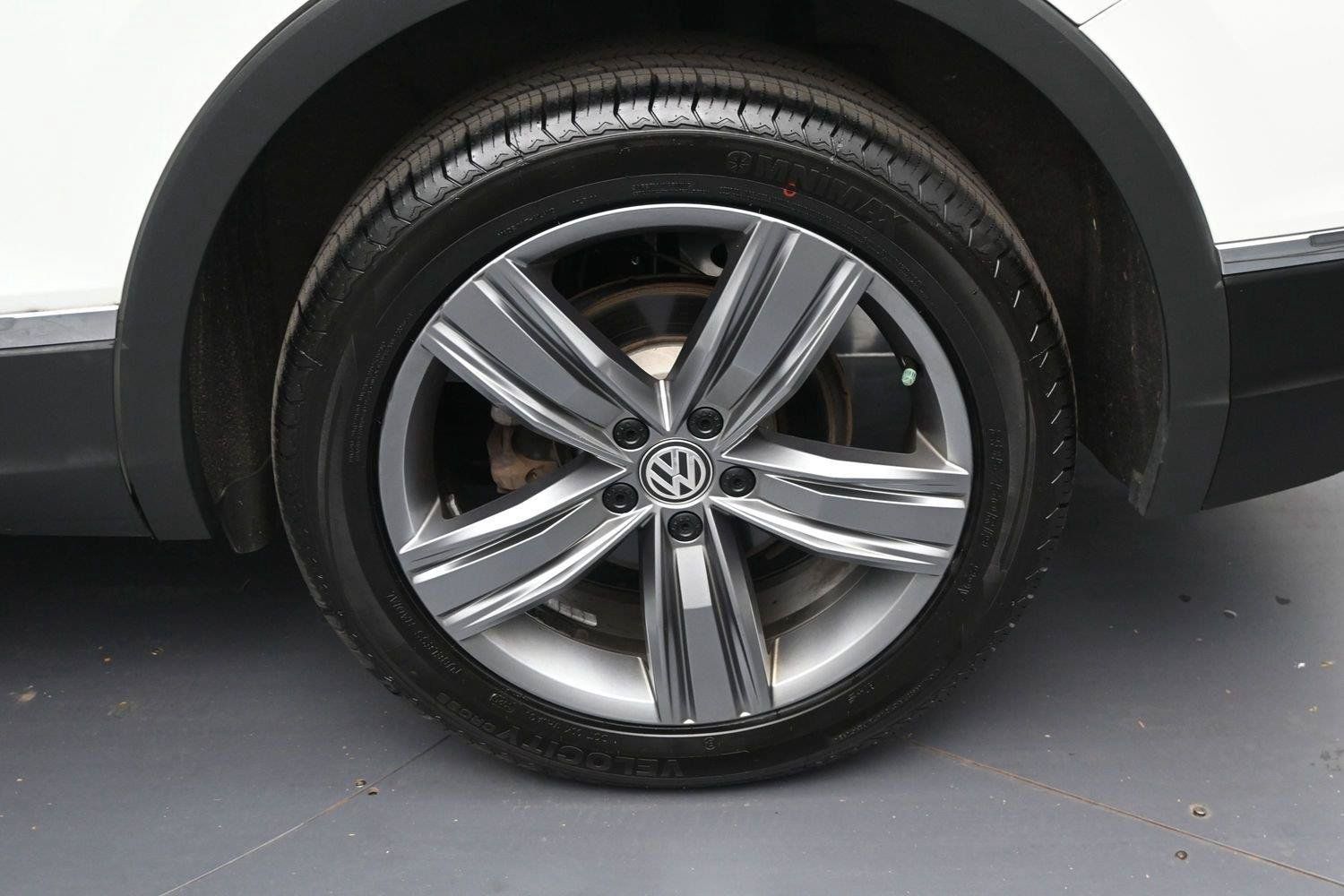 Used 2020 Volkswagen Tiguan SEL w/ 3rd Row Seat Package AWD/4WD image 11