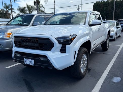 Used 2025 Toyota Tacoma SR5 image 3