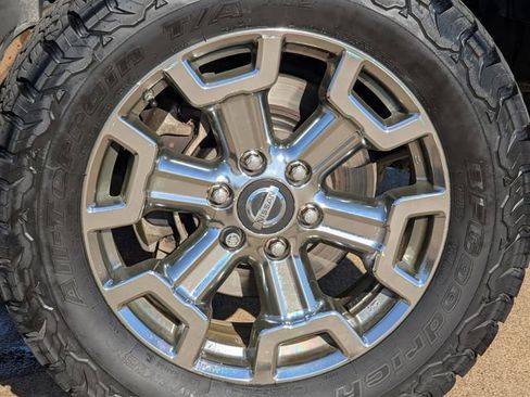 Used 2018 Nissan Titan SV w/ SV Convenience Package image 11