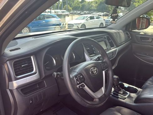 Used 2016 Toyota Highlander LE FWD image 12