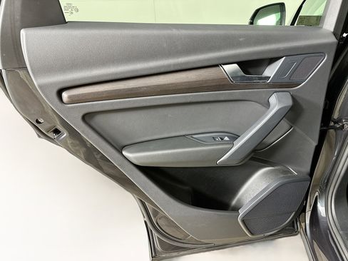 Used 2024 Audi Q5 Premium w/ Convenience Package image 27