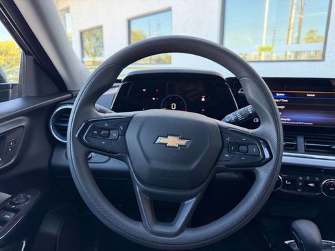 Used 2025 Chevrolet Trax LT FWD image 33