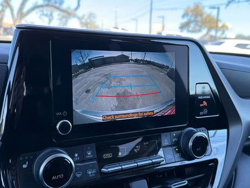 Used 2023 Toyota Highlander XLE image 30