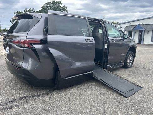 Used 2022 Toyota Sienna LE FWD image 2