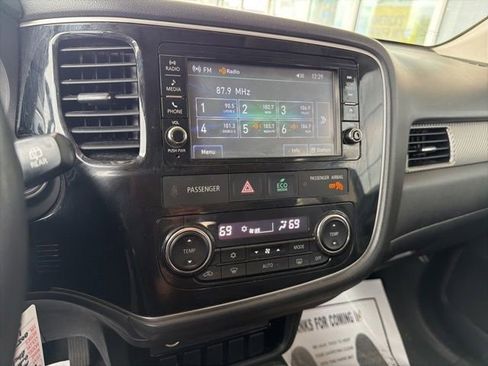 Used 2018 Mitsubishi Outlander ES AWD/4WD image 30