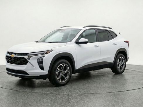 Used 2025 Chevrolet Trax LT image 3