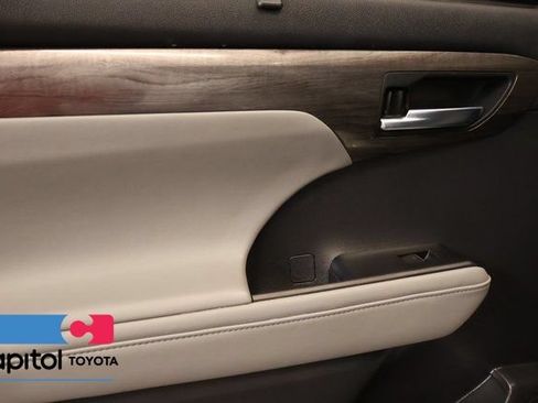 Used 2021 Toyota Highlander Platinum AWD/4WD image 32