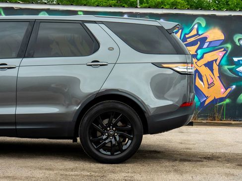 Used 2017 Land Rover Discovery SE AWD/4WD image 11