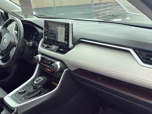 Used 2020 Toyota RAV4 Limited image 32