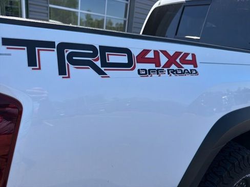 Used 2019 Toyota Tacoma TRD Off-Road w/ Technology Package AWD/4WD image 6