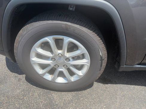Used 2021 Jeep Grand Cherokee Laredo X RWD image 12