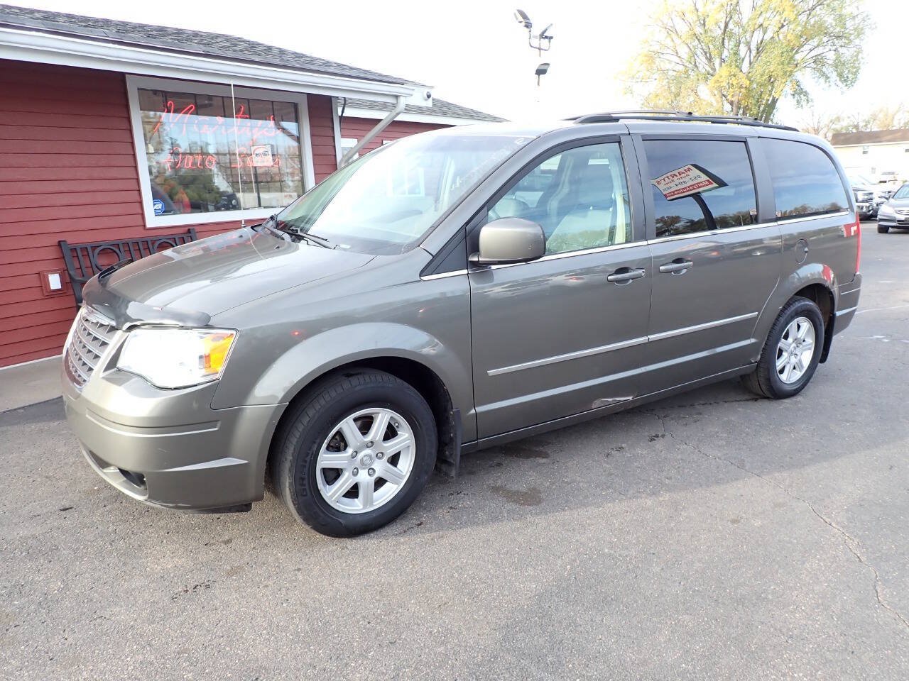 Used 2010 Chrysler Town & Country Touring FWD image 3