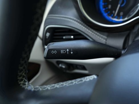 Used 2022 Chrysler Pacifica Limited w/ Uconnect Theater Family Group image 23