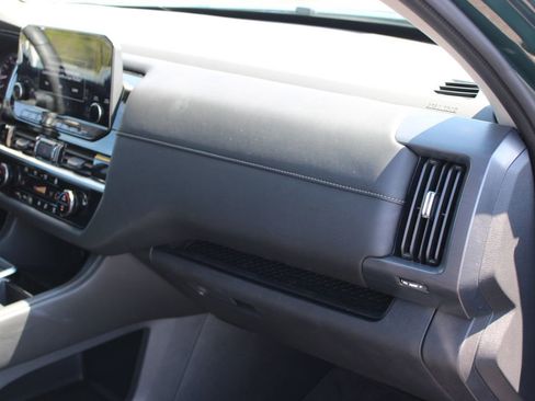 Used 2025 Nissan Pathfinder SL FWD image 32