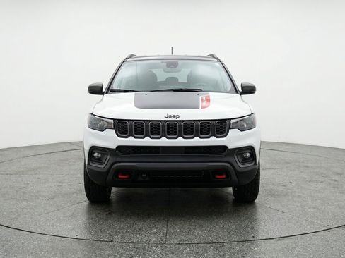 Used 2025 Jeep Compass Trailhawk AWD/4WD image 2