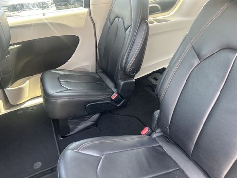 Used 2017 Chrysler Pacifica Touring-L FWD image 36