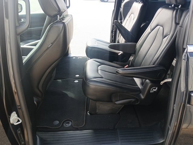 Used 2025 Chrysler Pacifica Select FWD image 18