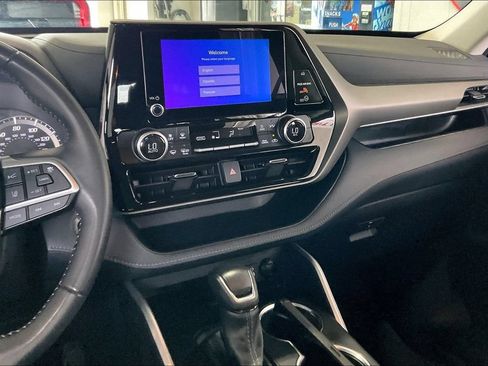 Used 2025 Toyota Highlander LE FWD image 10