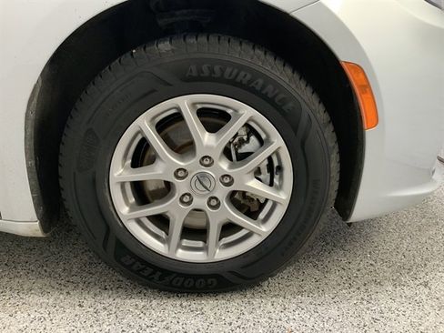 Used 2023 Chrysler Pacifica Touring image 12