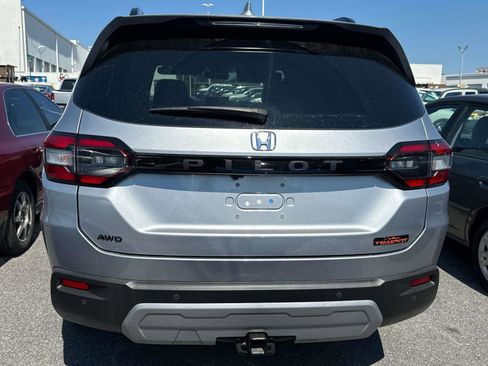 Certified 2025 Honda Pilot TrailSport image 5