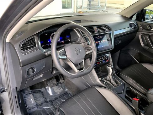 Used 2023 Volkswagen Tiguan SE w/ Panoramic Sunroof Package FWD image 19