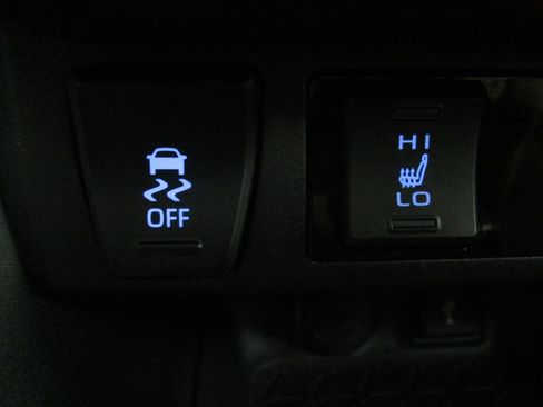 Used 2021 Toyota RAV4 XLE Premium image 25