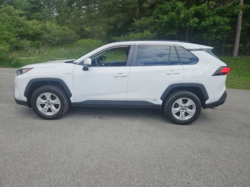 Used 2021 Toyota RAV4 XLE w/ Convenience Package AWD/4WD image 2