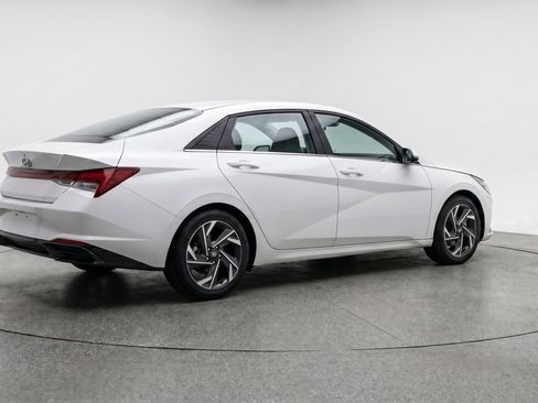 Used 2025 Hyundai Elantra SEL FWD image 9