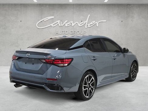 Used 2025 Nissan Sentra SR w/ SR Premium Package image 16