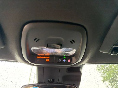 Used 2025 Chevrolet Trax RS FWD image 27