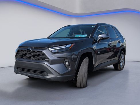 Used 2023 Toyota RAV4 XLE Premium image 11