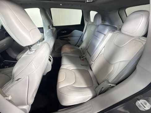 Used 2019 Jeep Cherokee Limited w/ Luxury Group AWD/4WD image 25