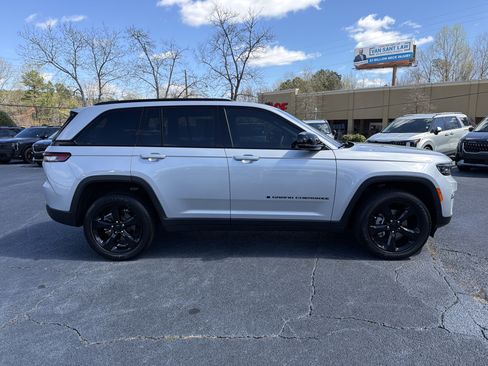 Used 2023 Jeep Grand Cherokee Altitude image 6