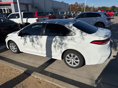 Used 2022 Toyota Corolla LE image 5