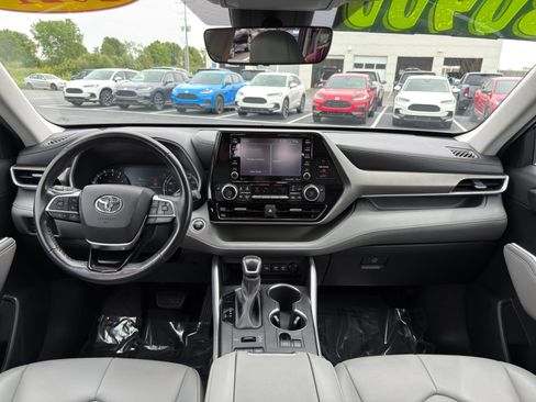 Used 2021 Toyota Highlander XLE AWD/4WD image 27
