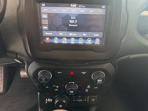 Used 2019 Jeep Renegade Sport w/ Sport Appearance Group AWD/4WD image 3