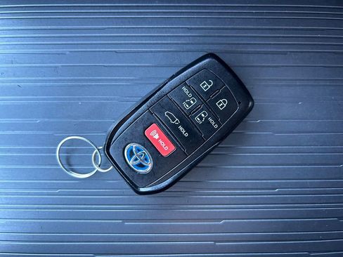 Used 2021 Toyota Sienna XSE w/ XSE Plus Package FWD image 33