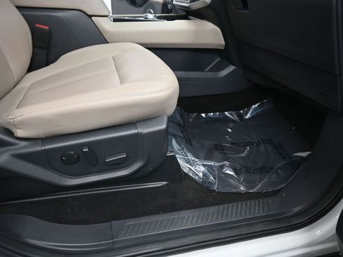 Used 2022 Ford Expedition XLT image 39