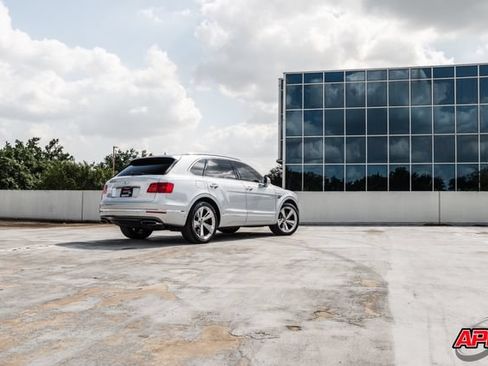 Used 2017 Bentley Bentayga AWD/4WD image 20