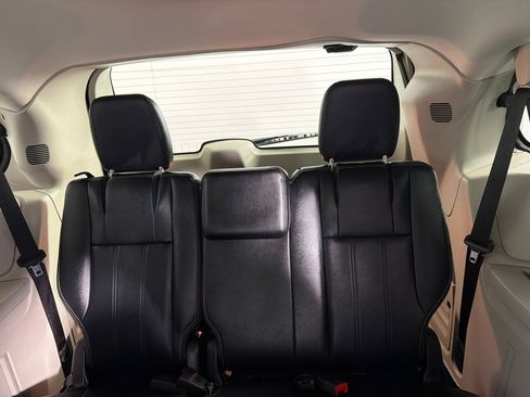 Used 2014 Chrysler Town & Country Touring FWD image 17