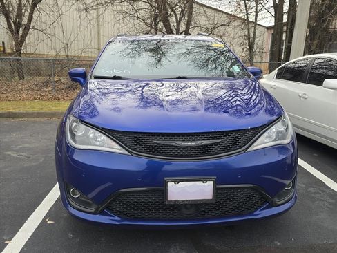 Used 2019 Chrysler Pacifica Touring-L Plus w/ Advanced Safetytec Group image 2