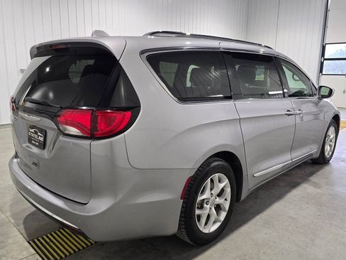 Used 2018 Chrysler Pacifica Touring-L Plus w/ Tire & Wheel Group FWD image 5