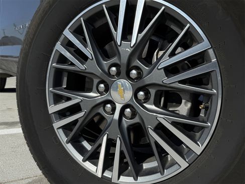 Used 2025 Chevrolet Traverse LT image 9