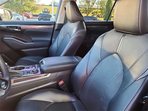Used 2022 Toyota Highlander Limited image 13