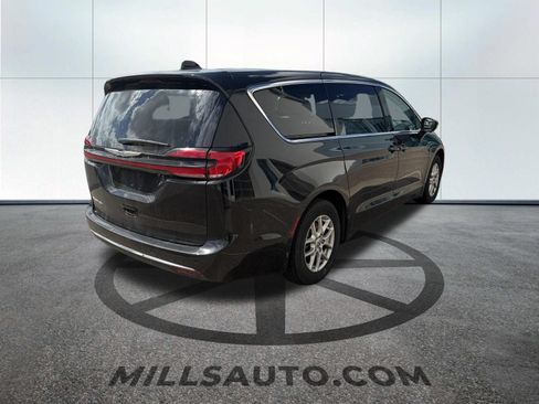 Used 2023 Chrysler Pacifica Touring-L FWD image 4