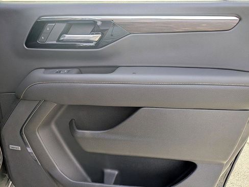 New 2025 Chevrolet Suburban Premier image 30